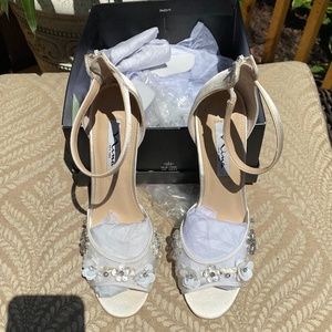 Nina's NIB Clarity Ivory Satin Heels  Size 9.5